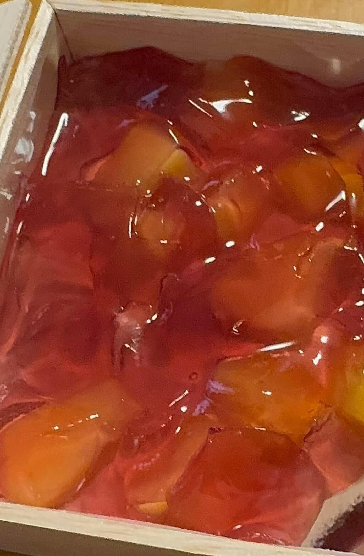 木箱に入ったゼリー状のフルーツデザート