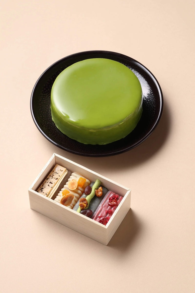 黒い皿の抹茶ムースケーキと木箱